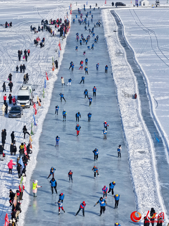 参赛选手在冰面上滑行。人民网记者 李洋摄