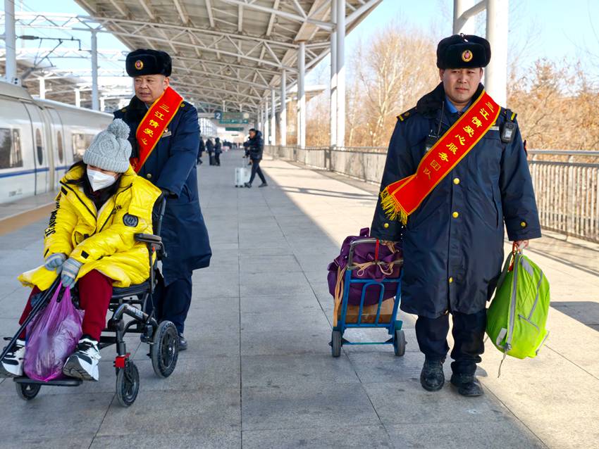 春运首日，沈铁长春车务段扶余北站“三江情”爱心服务团队成员热心服务重点旅客。孙宏宇摄