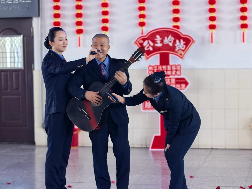 春运首日，中国铁路沈阳局集团有限公司长春车务段公主岭站候车室内，车站工作人员精心准备丰富多彩文艺节目，为旅客送上新春祝福。张野摄