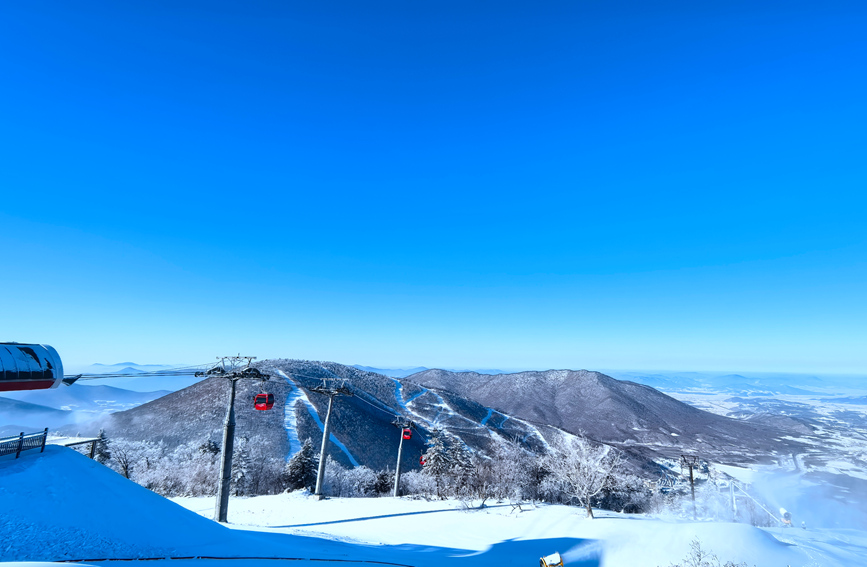 滑雪場銀裝素裹，景色如畫。人民網記者 王海躍攝