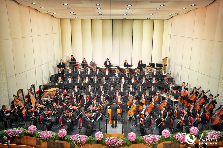 音乐家在剧场内演奏。人民网记者 李洋摄