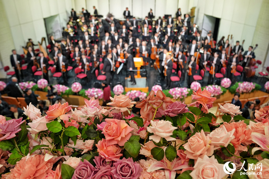 剧场内部陈设充满喜庆的年味。人民网记者 李洋摄