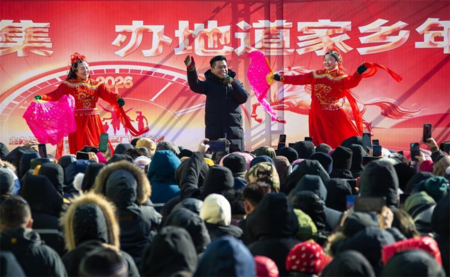 演员郭旺在活动现场为观众献上精彩演出。