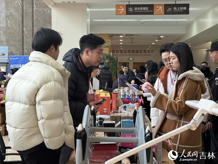 光屿智联(长春)科技有限公司带来的产品AI雪球机器人吸引市民驻足。人民网记者 李思玥摄