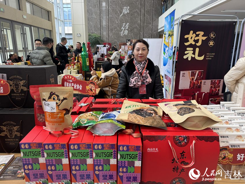 吉林省林业产业协会的展位上,木耳、蘑菇、蓝莓干、松子等东北林区特产琳琅满目。人民网记者 李思玥摄