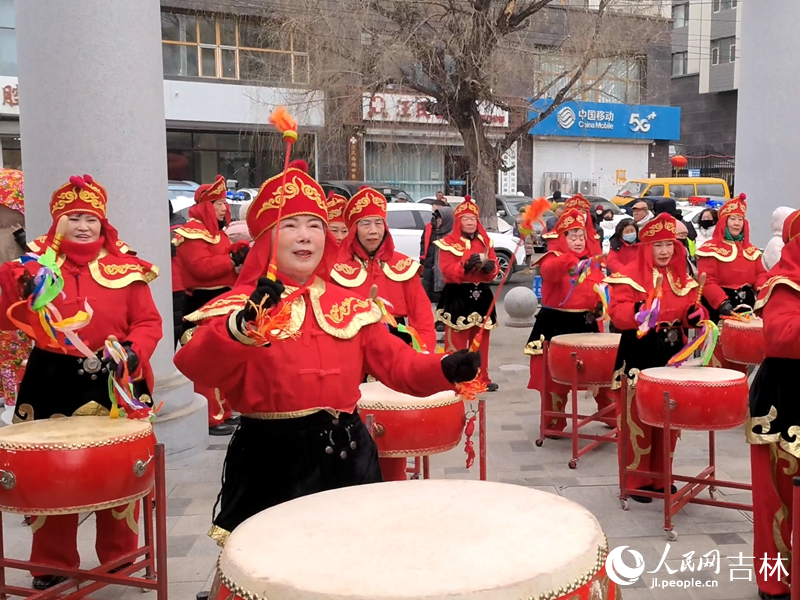 锣鼓表演现场。人民网记者 马俊华摄