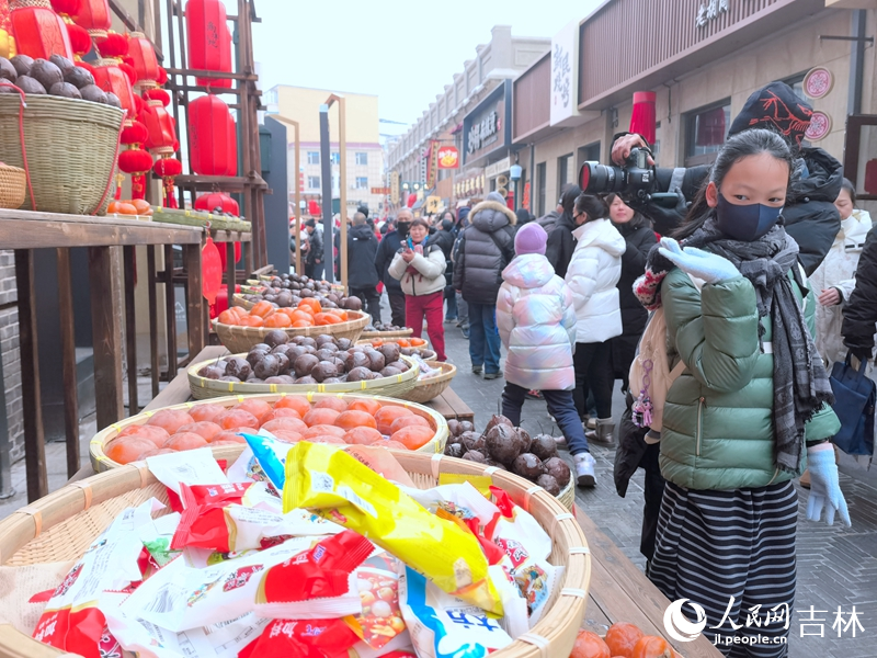 活动现场游人如织。人民网记者 马俊华摄