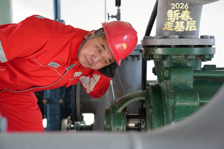 冯展好通过声音给机器“做体检”。人民网记者 李洋摄