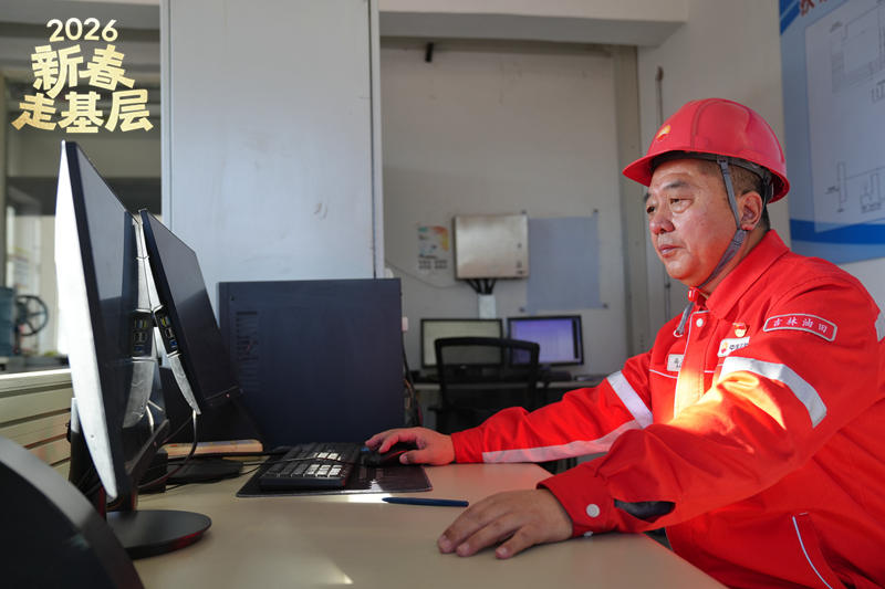 冯展好对中转站内的数据进行分析。人民网记者 李洋摄