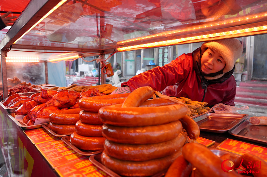 商户在大集上售卖熏制的红肠。人民网记者 李洋摄