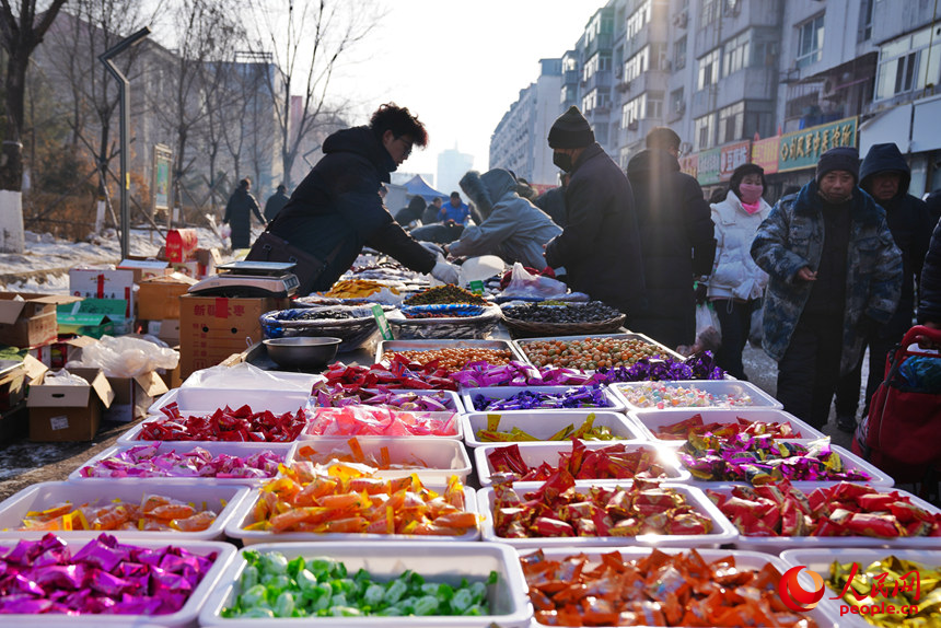 大集上售卖的各式糖果。人民网记者 李洋摄