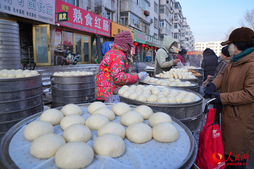 热闹的大集场景。人民网记者 李洋摄