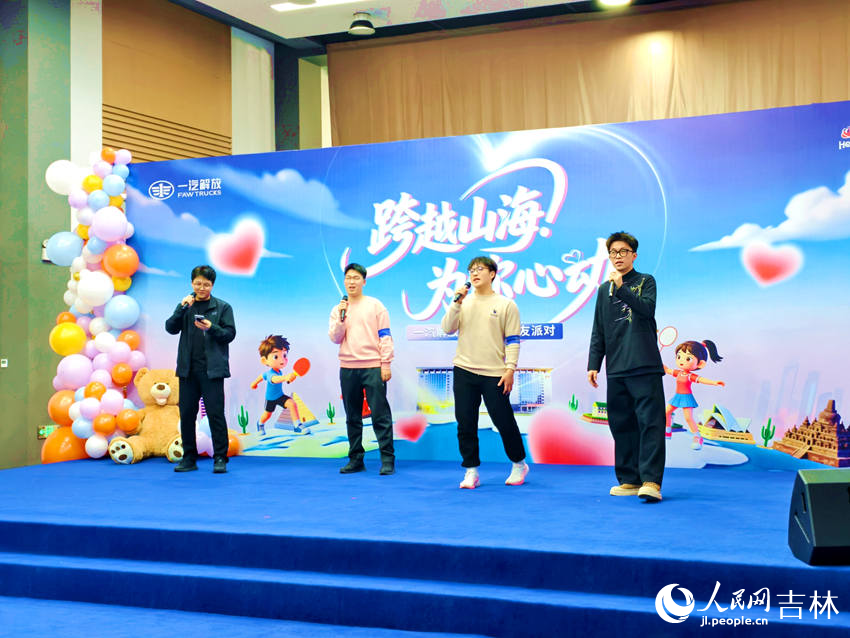 男嘉宾演绎活动开场歌曲。人民网记者 关思聪摄