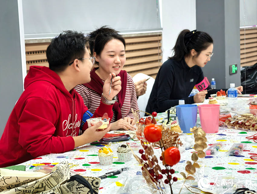 现场，青年朋友们主动互相了解彼此。人民网记者 关思聪摄