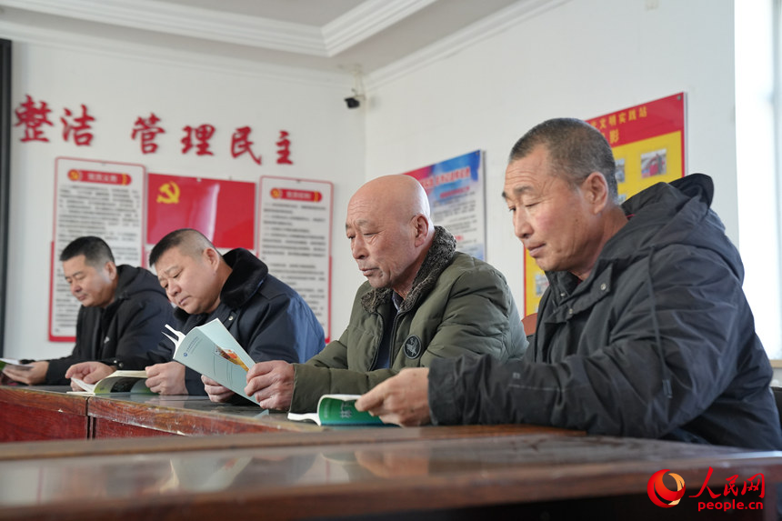 村民们在农家书屋阅读。人民网记者 李洋摄