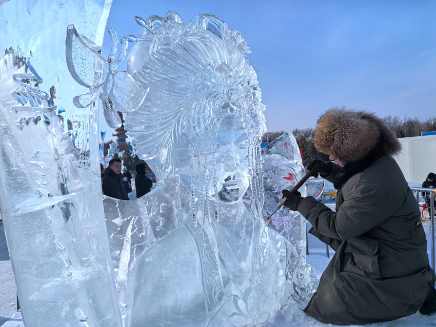 于佳手中的刻刀在冰面上行走，雕刻出精美细节。人民网记者 王海跃摄