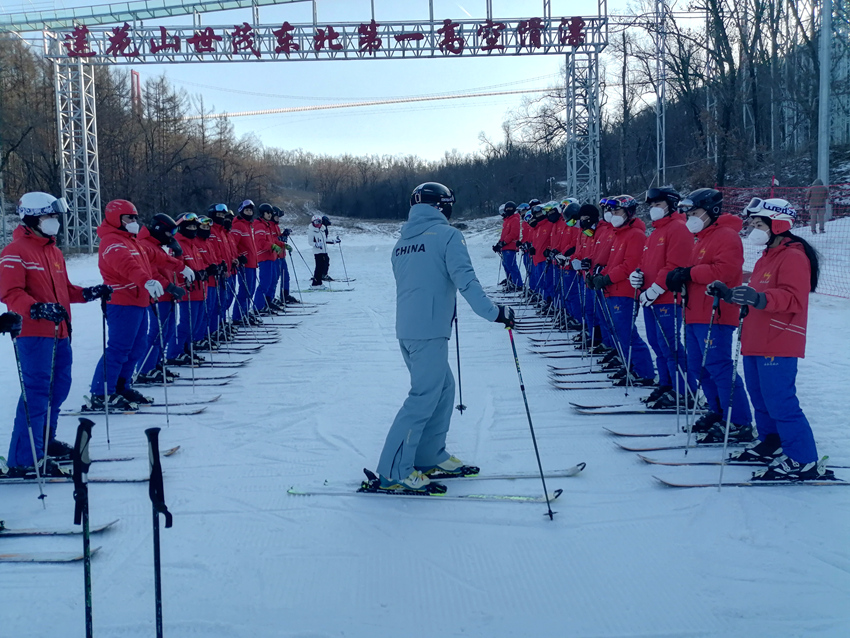 滑雪培训师李丹正向即将参加考核的学员讲解滑行技术（受访者供图）