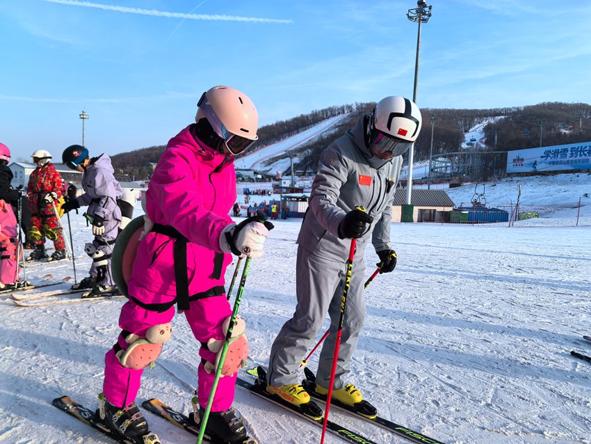 李丹教游客滑雪技巧。人民网记者 王海跃摄