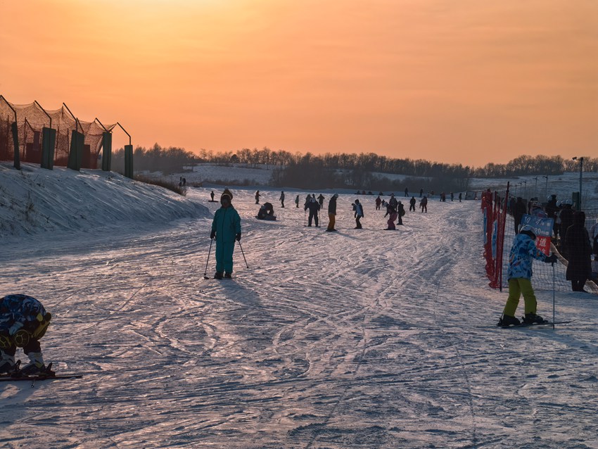 夜幕下的雪道。人民网记者 王海跃摄
