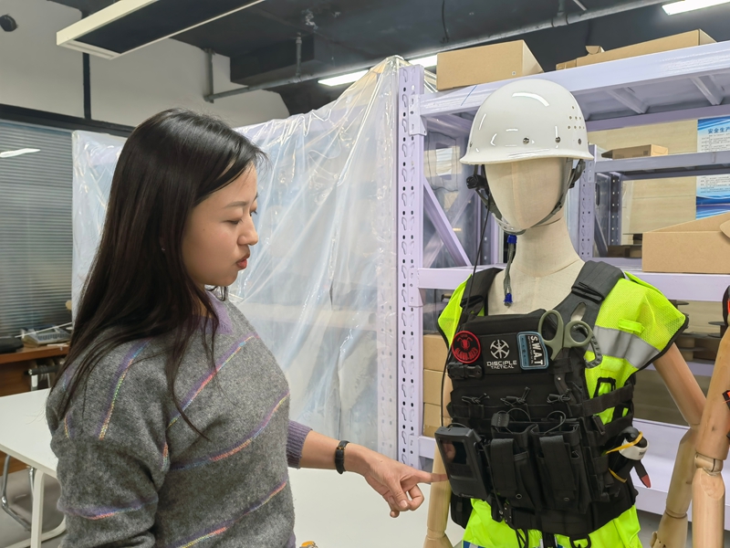 吉林云帆智能经理陈颖介绍巡检作业助手。人民网记者 马俊华摄