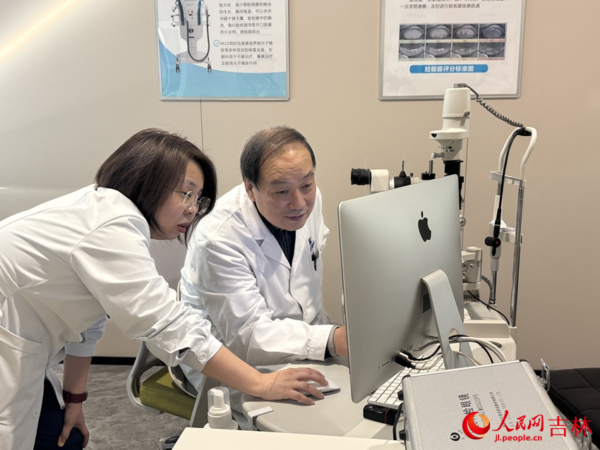 长春一诺眼科医院业务院长、主任医师孙士平（右一）。人民网记者 李思玥摄