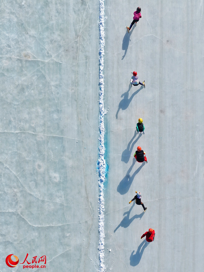 少年滑冰队在滑冰场训练。人民网记者 李洋摄