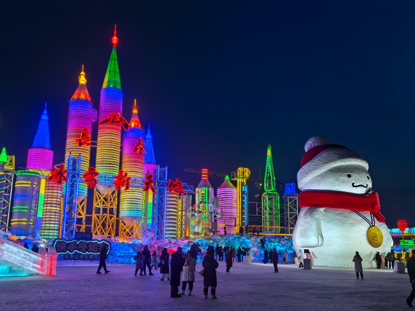 夜幕降临,华灯将冰雪城堡点缀得流光溢彩。人民网记者 王海跃摄