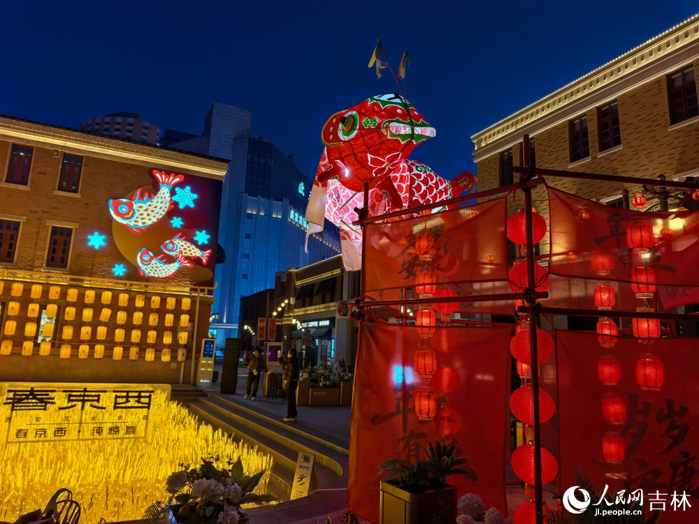 2月10日，逛春京西历史文化街区，定格新春笑颜。人民网 记者王帝元摄