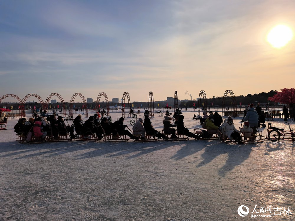2月18日， 在长春市南湖公园，冰上 “火车” 飞驰，乐享马年新春。人民网记者 王帝元摄