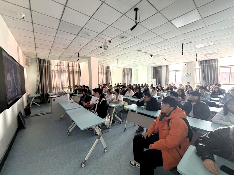 通化师范学院学生收看同上一堂“追寻英雄足迹 传承抗联精神”思政大课。