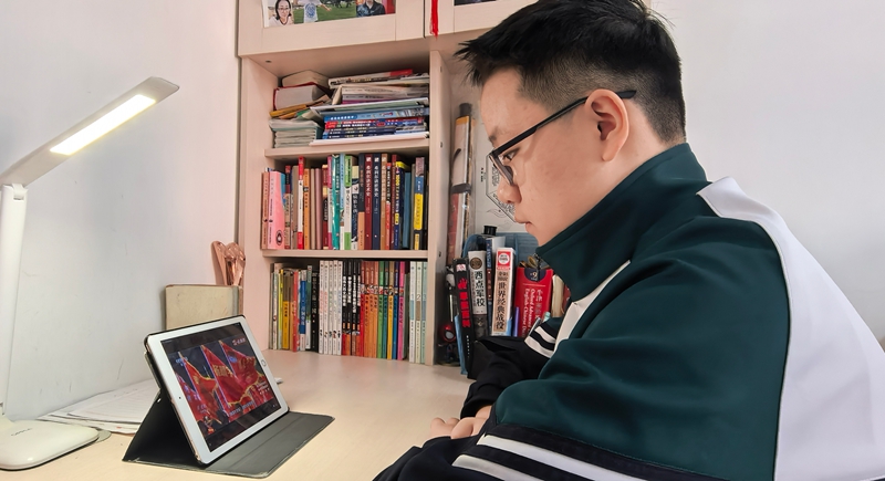 中小学学生在家收看同上一堂“追寻英雄足迹 传承抗联精神”思政大课。