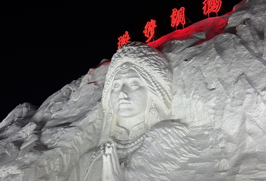 在“珠穆朗玛雪漂流”的起点，冰雪塑造的山峰与神女静默伫立，在光影中透着庄严与神秘。人民网记者 李思玥摄