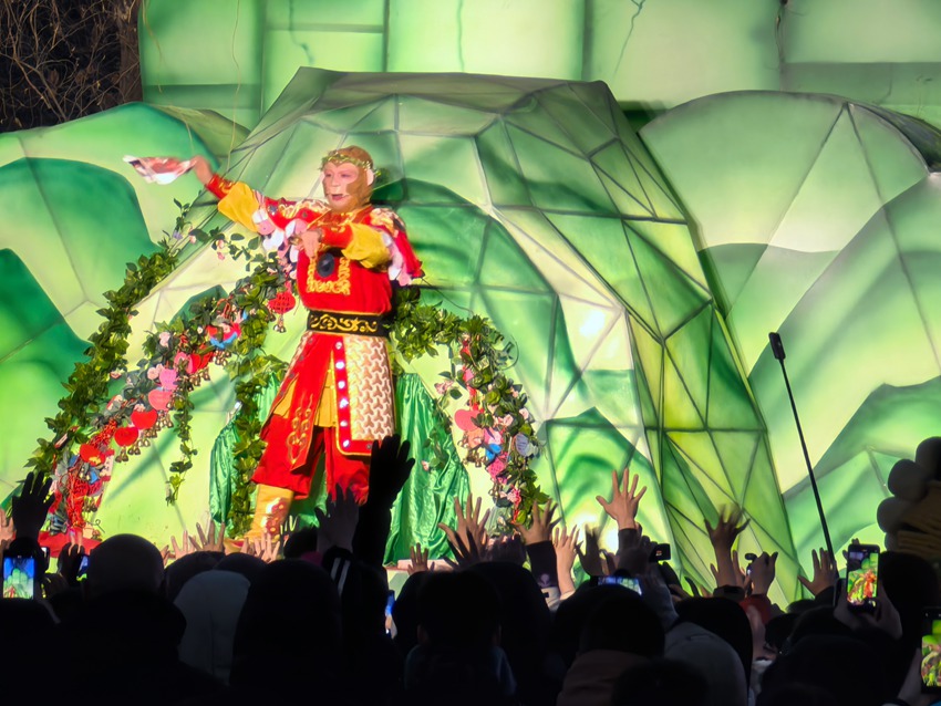 “雪饼猴”出场,大家欢呼不停。人民网记者 王海跃摄