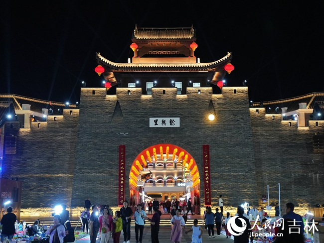 游客在通化市龙兴里文旅小镇游玩。人民网记者 李洋摄