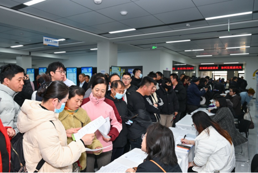 长春都市圈四城联动招聘会现场人流如织。长春市人社局供图