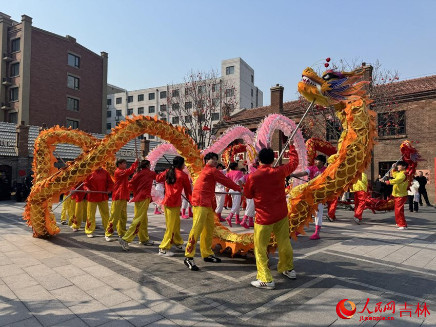 彩龙表演灵动翻飞、气势昂扬。人民网记者 李思玥摄