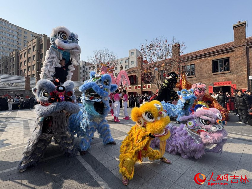 舞狮表演赢得现场群众阵阵掌声。人民网记者 李思玥摄