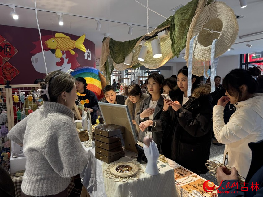 集市吸引了不少市民游客。人民网记者 李思玥摄