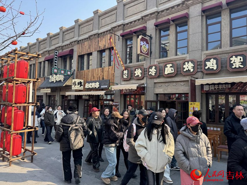 商埠地历史文化街区人潮涌动。人民网记者 李思玥摄
