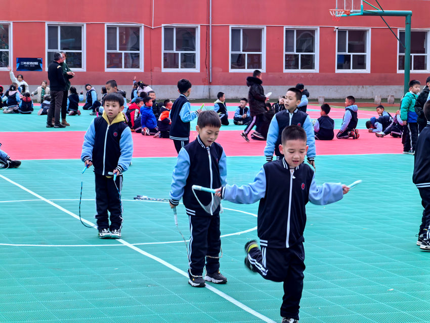 学生畅享课间快乐时光。人民网记者 王海跃摄