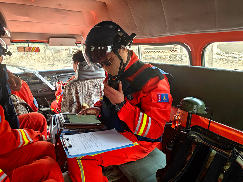 森林消防队长正周密安排森林防火演练。赵冷冰摄