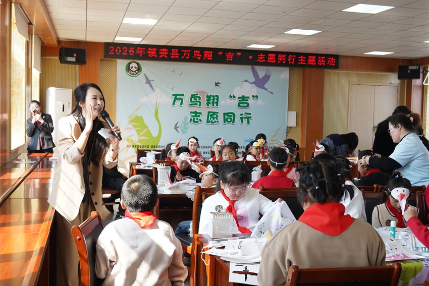 主持人与孩子们做有奖问答游戏