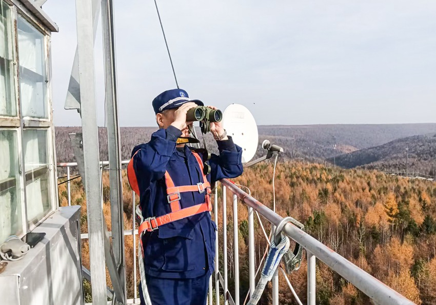 瞭望員在防火塔上時刻守護著茫茫林海