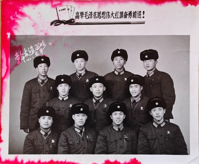岳忠文和战友们的合影。