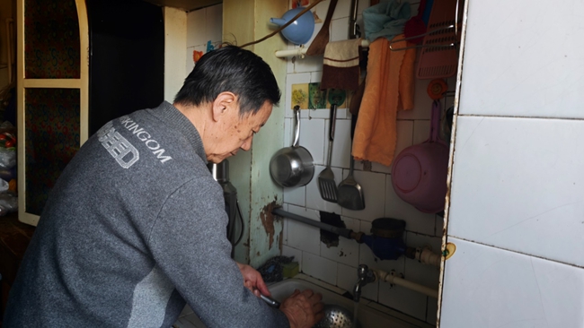 岳忠文在杨佳梁家里为娘俩做饭。
