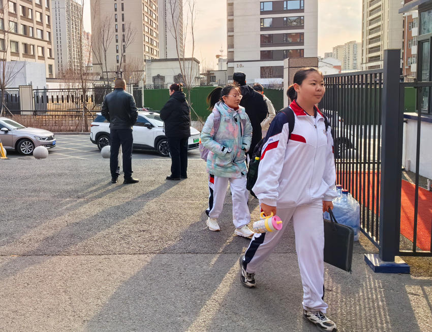 晨光中，吉林省第二实验朝阳学校学生从容迈进学校大门。（受访者供图）