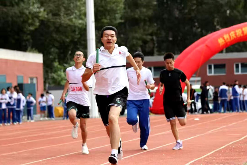 落实政策后，长春市十一高中的学生们以饱满的情绪投入到生活学习当中。（受访者供图）