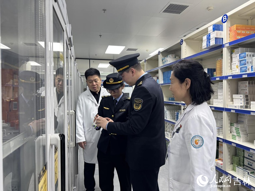 长春市市场监督管理局朝阳分局执法人员现场检查药品生产日期、质量与批号。人民网记者 李思玥摄