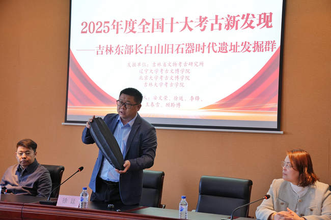 徐廷在展示巨型黑曜岩石叶石核3D打印模型。 人民网记者 李洋摄