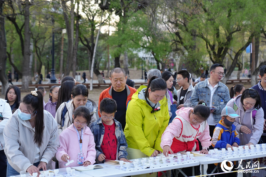 5月3日，在长春大冬会特许商品概念店门前，不少青年群体排队盖章。人民网记者 李洋摄